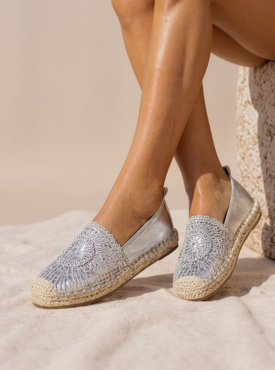 Zilveren espadrilles met sierlijk borduurdetail