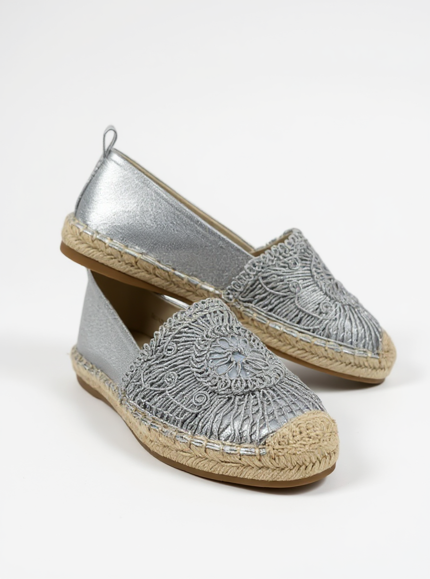 Zilveren espadrilles met sierlijk borduurdetail