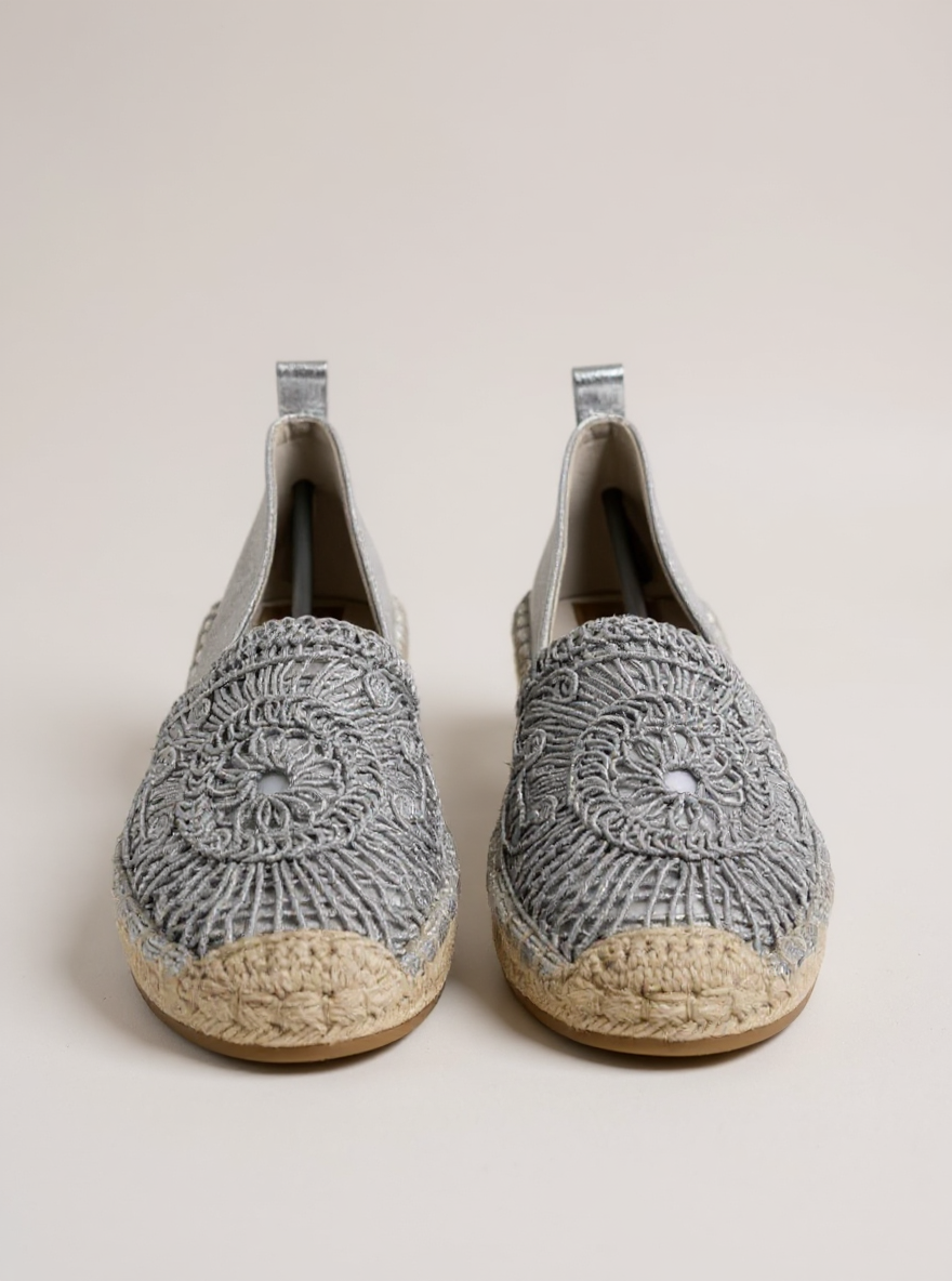 Zilveren espadrilles met sierlijk borduurdetail