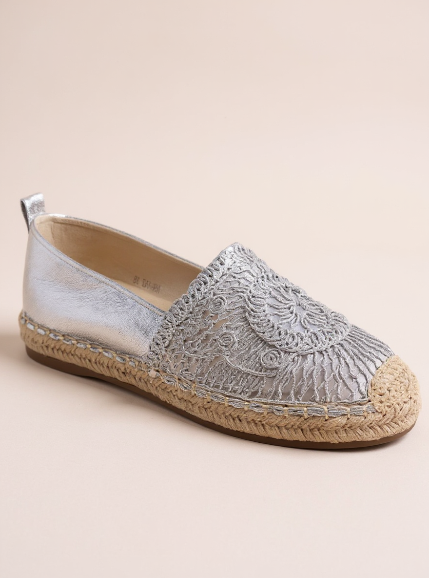 Zilveren espadrilles met sierlijk borduurdetail