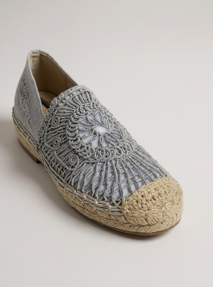 Zilveren espadrilles met sierlijk borduurdetail