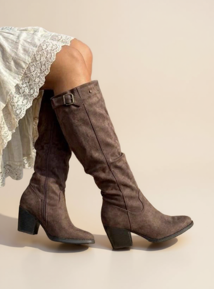 Hoge bruine suèdine cowboylaarzen